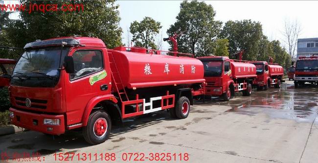 東風大多利卡消防水車(6-8T)一車兩用,即可用作消防車,同時用于綠化灑水車,是一款多功能型消防車。消防車功能:該車安裝了后置式消防泵,工作壓力在1.0 Mpa,在發(fā)生為災時啟動消防泵,關(guān)閉灑水功能閥門,操作消防炮,射程達45米以上,消防炮流量大,射程遠,即可滅火。