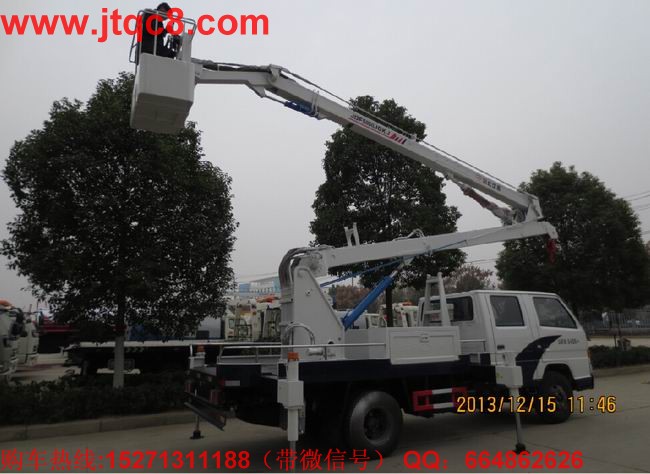 江玲16米高空作業(yè)車(國四)江鈴底盤加裝上裝部分而成;液壓式三節(jié)折疊臂,最大作業(yè)高度16米,作業(yè)輻度7.3米; 采用國產、進口換向閥及液壓油缸,換向平穩(wěn),操作靈活方便;隨車安裝四個液壓支腿,以保證整車在操作時的穩(wěn)定性與安全性;支腿與工作臂互鎖,安全可靠,防止誤操作過位.